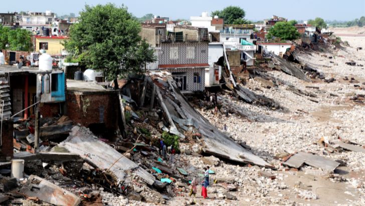 https://salarnews.in/public/uploads/images/newsimages/maannewsimage28082025_120418_Jammu rain damage (1).jpg